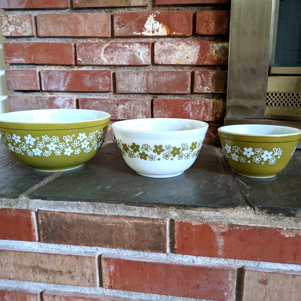 Pyrex nesting mixing bowls